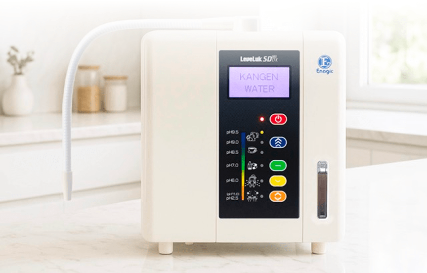 Máquina de agua Kangen Leveluk SD501 de Enagic sobre encimera, mostrando panel de control y modos de pH