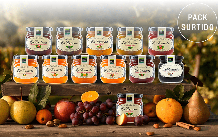 Pack surtido de mermeladas artesanas La Encineta con diferentes sabores sobre fondo natural